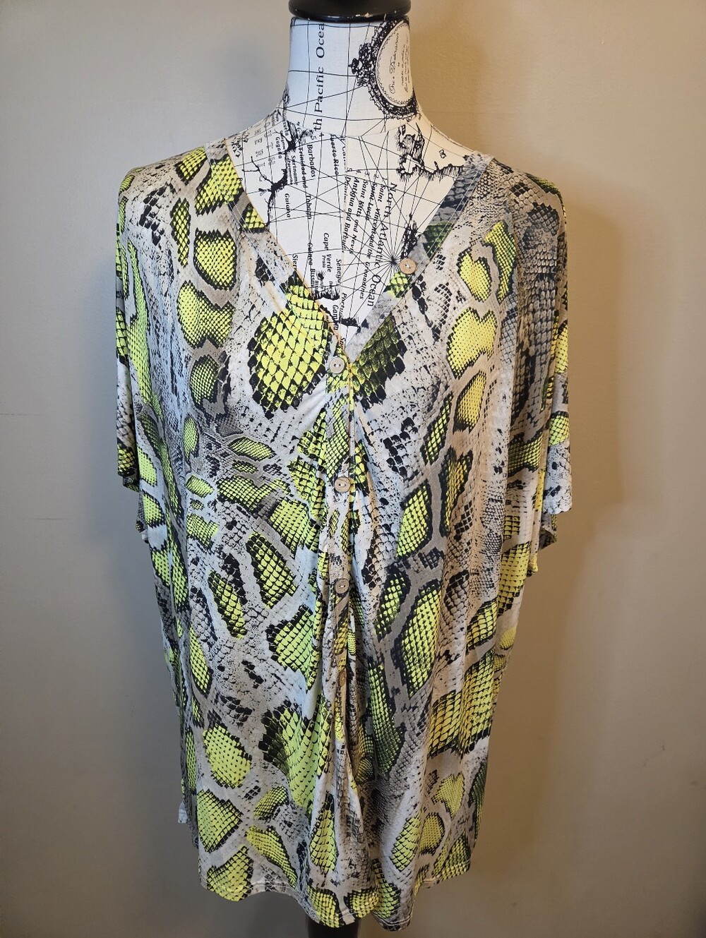 Lovely J 1X Plus Size Snakeskin Print Blouse Neon Yellow Black Gray Button Front